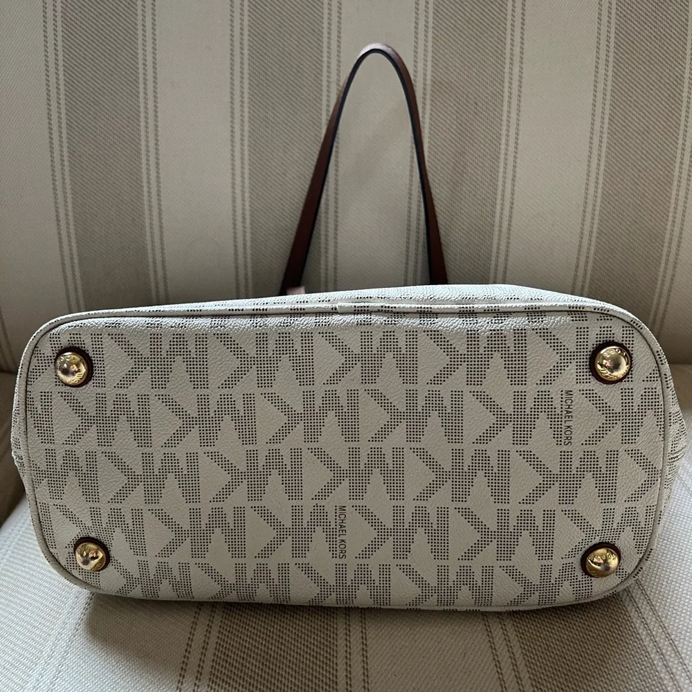 Michael Kors Large Snap Pocket Tote - Picture 2 of 6
